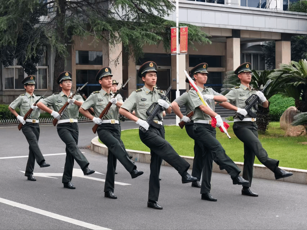 青春心向党，建功新时代 ｜ ​今年会顺利开展升旗仪式